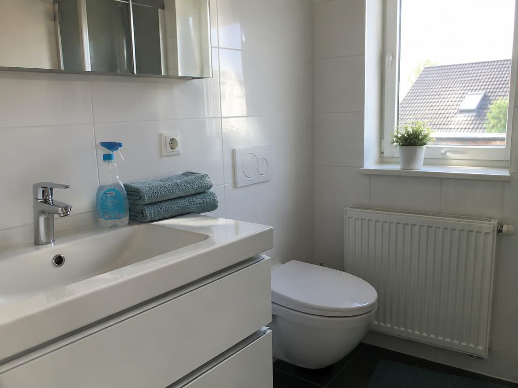 Na: Frisse badkamer met schone tegels