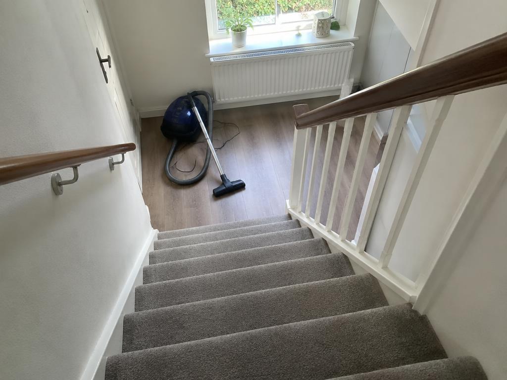 Na: Schoongemaakte trap met lichte trapleuning